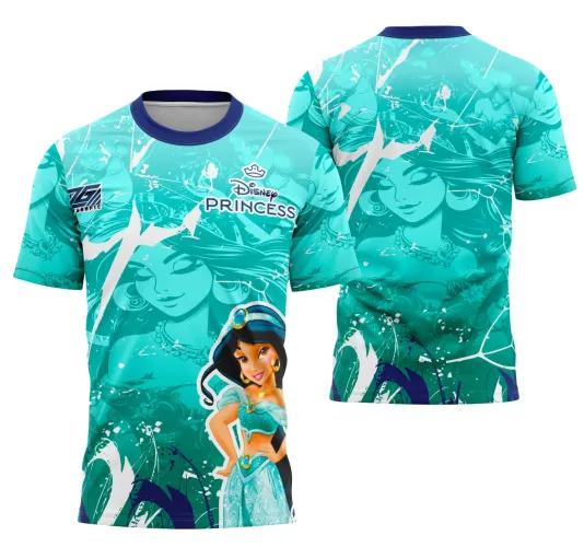 Camisa feminina turquesa com colarinho azul escuro, frente com figura colorida da princesa Jasmine e textos Disney PRINCESS, costas estampam rosto de Jasmine em tons turquesa com detalhes brancos.
