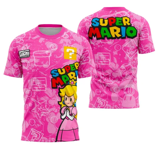Camisa rosa com estampa da Princesa Peach na frente, acompanhada de elementos do jogo Super Mario em branco, texto colorido SUPER MARIO na frente e costas, além de um quadrado amarelo com ponto de interrogação e logo do fabricante no peito.