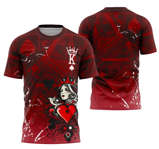 Camisa feminina com figura central da Rainha de Copas em vermelho e preto na frente, detalhes em branco que simulam respingos, na parte superior letra 'K' com coroa e símbolo de espadas. Costas com padrão em vermelho escuro e figura do Rei de Espadas.