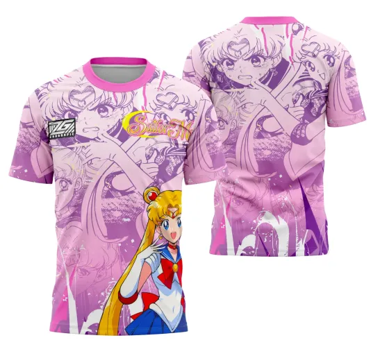 Camisa feminina rosa e roxa com arte em estilo HQ da Sailor Moon. Na frente figura colorida da personagem principal, nas costas imagens maiores em tons de roxo em poses de ataque. Textos 'Sailor Moon' e logo Z4G na frente.