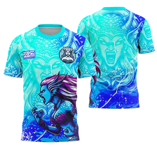 Camisa azul com arte de sereia guerreira na frente com cabelos lilás, pose agressiva e fundo azul degradê. Nas costas figura imponente de cabeça com chifres em azul claro. Texto INTER CLASSE no ombro esquerdo.
