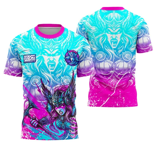 Camisa feminina com arte de Valquíria guerreira na frente segurando machado, predominantemente azul e rosa com detalhes em roxo, costas mostram rosto grande da Valquíria em degradê azul para rosa, gola rosa vibrante.