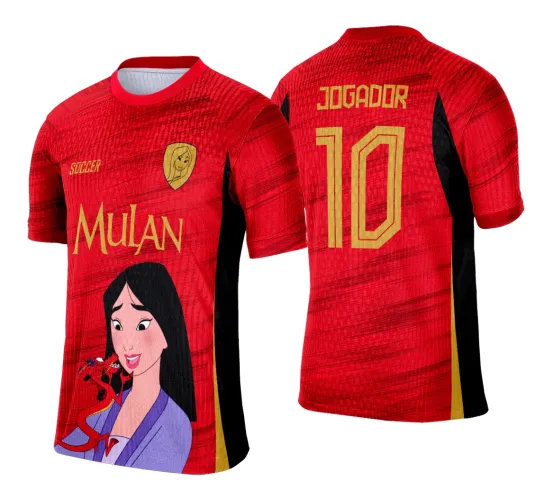 Camisa vermelha feminina com figura da Mulan segurando dragão Mushu na frente, texto MULAN em amarelo, escudo com rosto de Mulan no peito e nas costas nome JOGADOR e número 10 em amarelo, detalhes pretos e amarelos nas laterais.