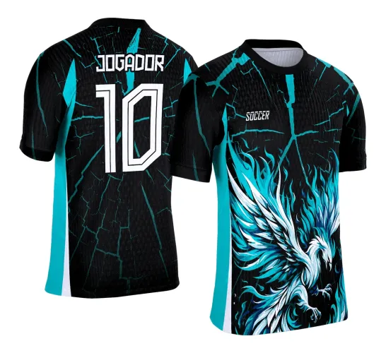 Camisa preta com laterais azuis claras e faixa branca, possui fênix azul e branca em chamas na frente com texto 'SOCCER'. Nas costas, conta com rachaduras azuis espalhadas e os textos 'JOGADOR' e número '10' em branco.