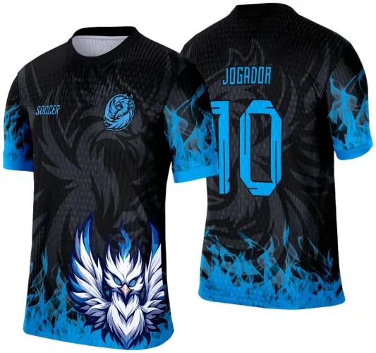 Camisa preta com estampa de fênix branca em chamas azuis na frente, manga com chamas azuis, escudo azul no peito esquerdo, texto SOCCER no direito; costas com número 10 e texto JOGADOR em azul sobre fundo escuro com silhueta da fênix.