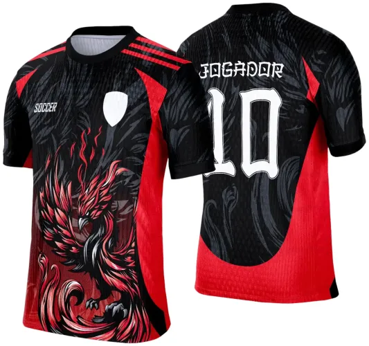 Camisa preta e vermelha com ilustração imponente de Fênix em chamas na frente, escudo branco, texto SOCCER. Nas costas, número 10 e palavra JOGADOR em branco sobre fundo preto com detalhes cinza.