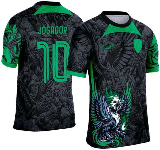 Camisa preta com estampa de fênix em verde, azul e branco na frente, detalhes verdes no colarinho e mangas. Costas têm o nome 'JOGADOR' e número 10 em verde sobre fundo preto com texturas cinza.