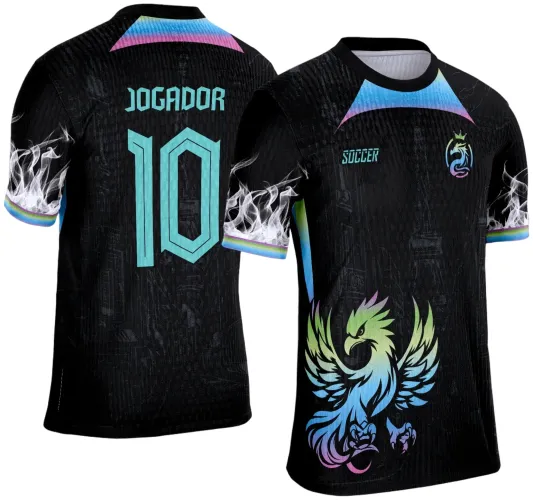 Camisa preta com fênix multicolor na frente, texto SOCCER e escudo com fênix em azul, costas com nome JOGADOR e número 10 em azul claro, mangas com chamas brancas e barras coloridas, detalhes em degradê rosa e azul no ombro e nuca.
