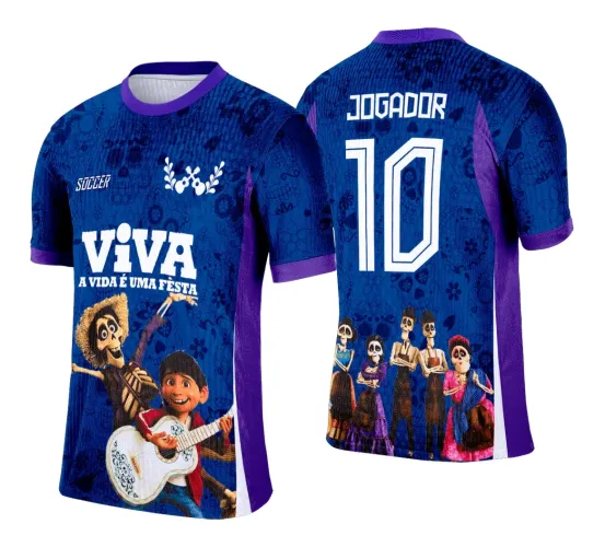 Camisa azul com detalhes roxos e branca nas laterais, na frente tem personagens animados estilo caveira e menino com violão, texto 'VIVA A VIDA É UMA FESTA'; costas exibem cinco personagens caveira, nome 'JOGADOR' e número 10 em branco.