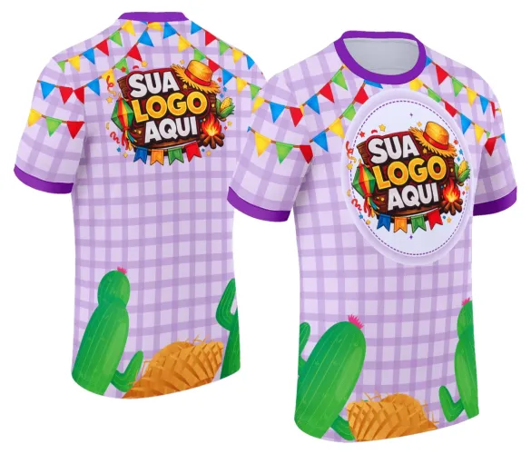 Camisa com logo no peito e estampa grande nas costas, apresentando design típico de festa junina com detalhes coloridos, que trazem o clima alegre e festivo do arraiá para a peça.