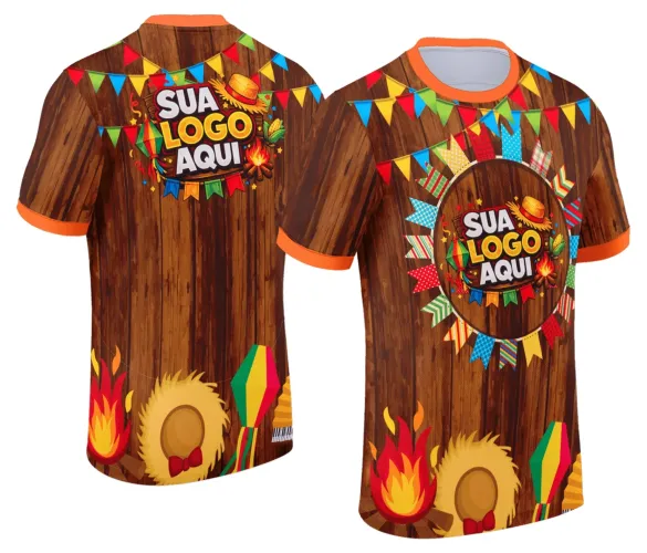 Camisa com logo no peito e estampa grande nas costas, exibindo tema tradicional de festa junina com detalhes coloridos que remetem ao clima de arraiá.