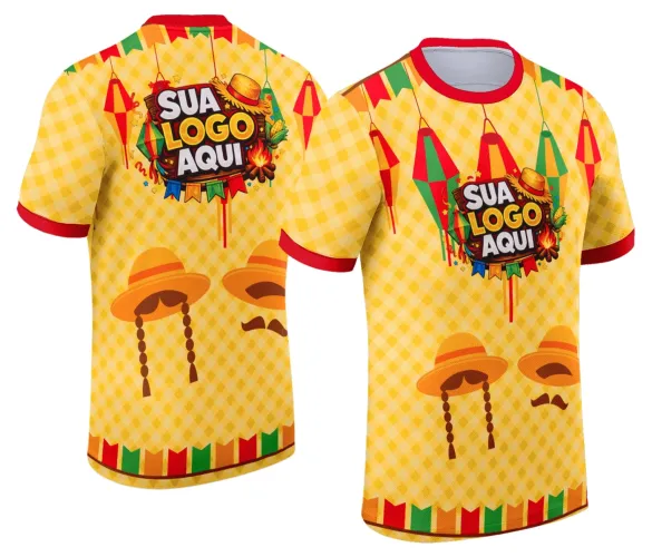 Camisa azul clara com logo no peito e estampa grande colorida nas costas representando festa junina com chapéu de palha e bandeirinhas, transmitindo clima festivo e alegre para celebração típica.