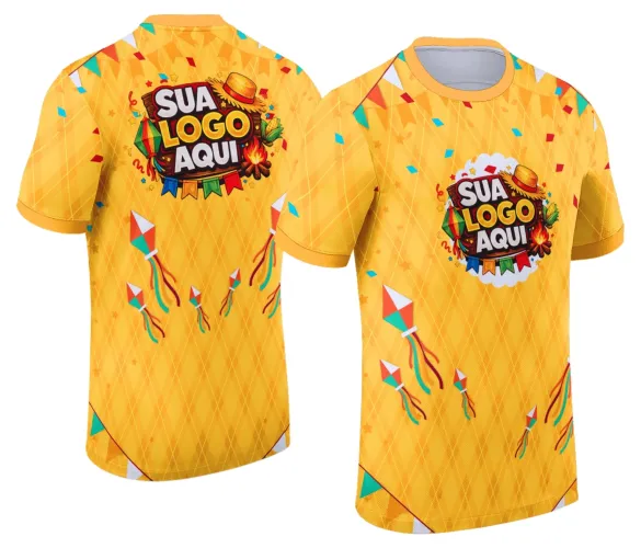 Camisa com logo no peito e estampa grande nas costas em tema junino, com padrões coloridos que remetem à festa de Arraiá. Design vibrante e cheio de detalhes típicos da festa junina, ideal para comemorar com estilo.