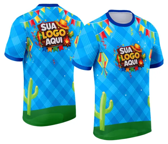 Camisa com logo no peito e estampa grande nas costas exibindo elementos típicos de festa junina, como bandeirinhas coloridas, fogueira e chapéu de palha, em cores vibrantes que celebram o arraiá.