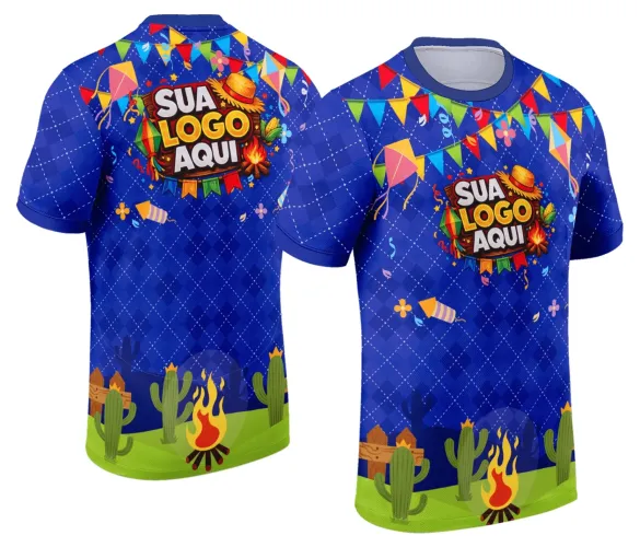 Foto da camisa com logo no peito e estampa grande nas costas, exibindo um design alegre e colorido típico de festa junina, com elementos tradicionais que destacam o espírito do arraiá.