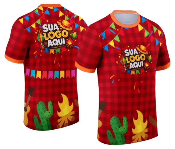 Camisa com logo no peito e estampa grande nas costas, destacando motivos típicos de festa junina em cores vibrantes, ideal para celebrar o arraiá com estilo e autenticidade.