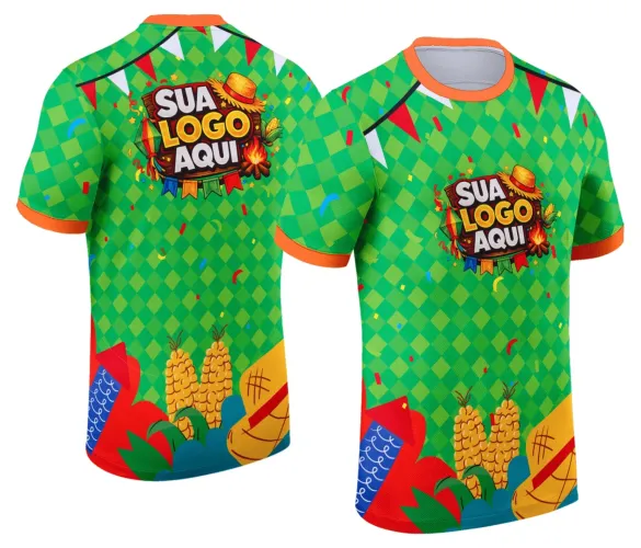Camisa com logo no peito e estampa grande nas costas no estilo tradicional de festa junina, cores vibrantes e detalhes que remetem ao arraiá típico brasileiro.