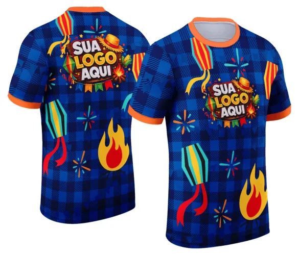 Camisa com logo no peito delicado e estampa grande colorida nas costas que celebra o clima de festa junina com fogueira e elementos típicos, ideal para encontros e celebrações em clima de arraiá.