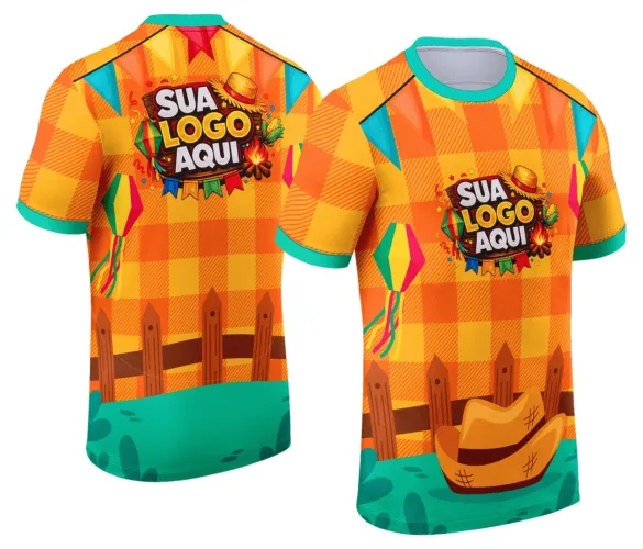 Camisa com logo no peito e estampa grande nas costas, destacando elementos típicos de festa junina como bandeirinhas, fogueira e detalhes coloridos que remetem ao arraiá tradicional.