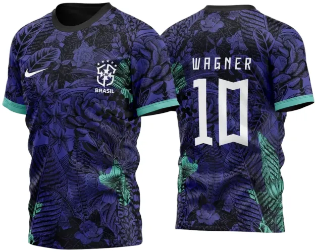 Camisa com estampa floral roxa e preta e detalhes em azul esverdeado, frente com logo branco da CBF Brasil e símbolo Nike, costas com nome WAGNER e número 10 em branco.