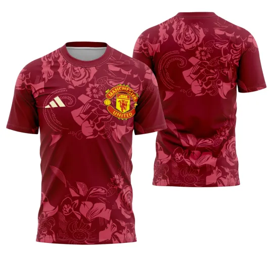 Camisa vermelha com estampa floral em tons de rosa, escudo do Manchester United em amarelo e vermelho na frente, logo Adidas branco no peito direito. Fundo com flores estilizadas cobrindo frente e costas.