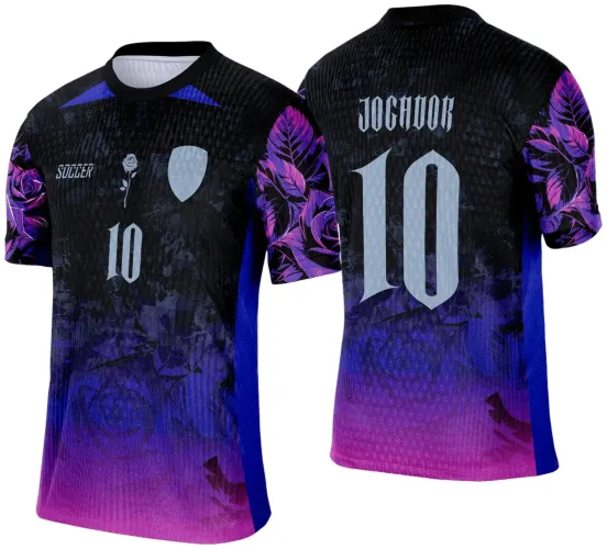 Camisa preta com degradê roxo e detalhes de folhagens roxas nas mangas e laterais azuis. Frente com número 10, rosa branca, palavra SOCCER e escudo branco. Costas exibem número 10 grande e palavra JOGADOR em branco.