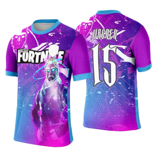 Camisa roxa com degradê azul e rosa na frente mostra personagem de Fortnite com olhos brilhantes e halo, texto SOCCER FORTNITE; costas têm número 15 grande branco e nome VICNER em fonte estilizada, gola e punhos em azul claro.
