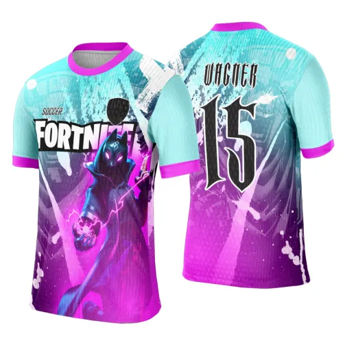 Camisa com arte Fortnite apresentando personagem sombrio com olhos roxos na frente, degradê azul e roxo com texto Fortnite e Soccer. Nas costas, nome Vagner e número 15 em preto gótico sobre fundo degradê azul para roxo.
