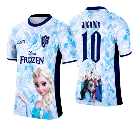 Camisa com figura da Elsa na frente em azul e branco, com texto Disney FROZEN e escudo de floco de neve. Nas costas, personagens Olaf, Anna, Kristoff, Sven e Hans com texto JOGADOR e o número 10 em azul escuro.