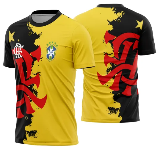 Camisa com logo no peito e estampa grande nas costas, mostrando forte identidade com a torcida do Brasil em estilo Copa do Mundo, cores vibrantes e design marcante para apaixonados por futebol.