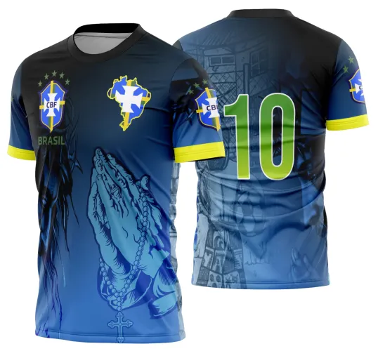 Camisa com logo da seleção brasileira no peito e estampa grande nas costas que mostra todo o orgulho e a paixão pela torcida durante a Copa do Mundo, com cores vibrantes e design marcante.