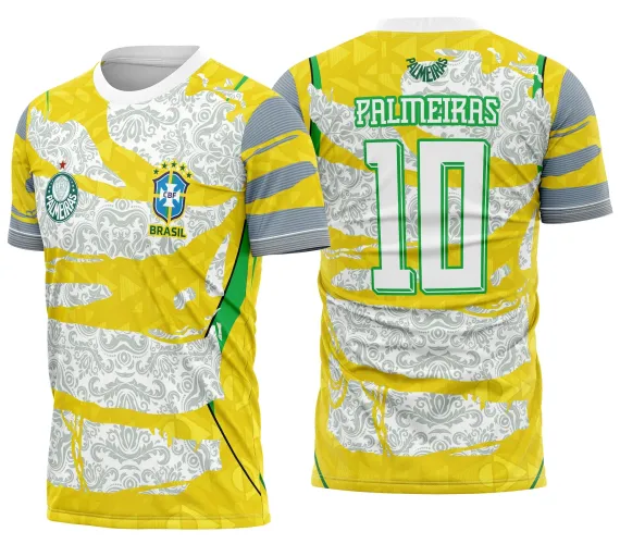Camisa de futebol mostrando um logo colorido no peito e uma estampa grande nas costas com tema da torcida verde e amarela, capturando o espírito vibrante do futebol brasileiro.