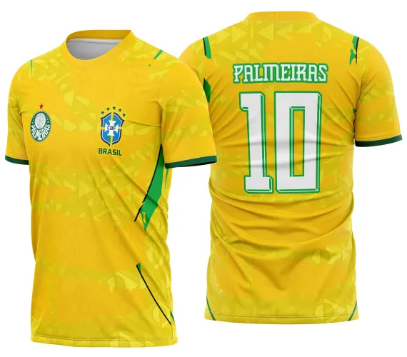 Camisa de futebol com logo no peito e estampa grande nas costas mostrando elementos vibrantes da torcida brasileira em estilo copa do mundo