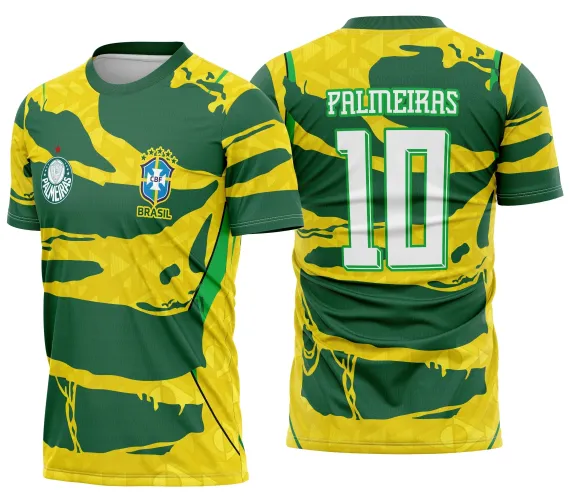 Camisa com logo no peito e estampa grande nas costas que mostra a paixão pela torcida do futebol brasileiro no estilo Copa do Mundo, combinando cores vibrantes e design marcante.