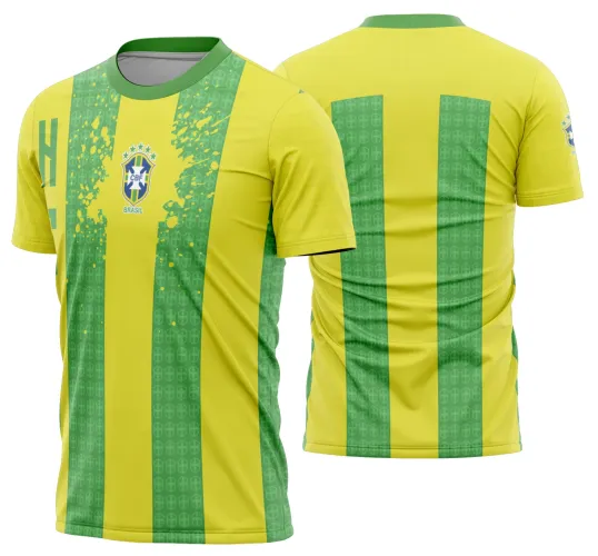 Camisa de futebol com logo no peito e estampa grande nas costas, inspirada na torcida brasileira e estilo Copa do Mundo, trazendo um visual vibrante e com identidade forte para os fãs do esporte.