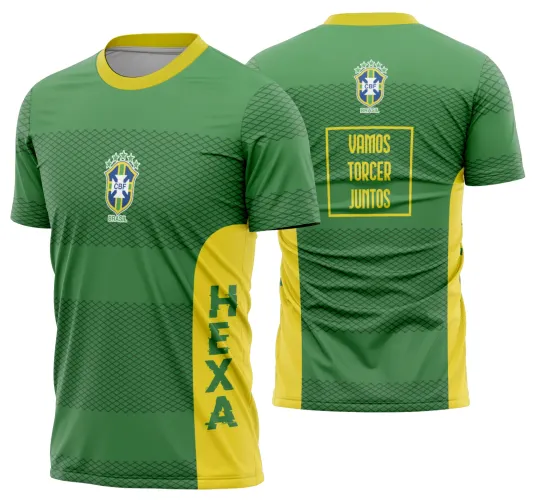Foto da camisa com logo no peito e estampa grande nas costas, apresentando design vibrante e inspirado na torcida do Brasil para a Copa do Mundo com detalhes que destacam o espírito futebolístico.