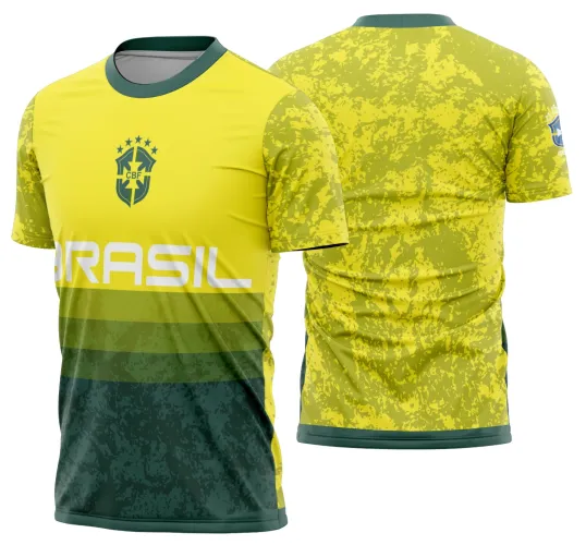 Camisa com logo no peito e estampa grande nas costas, mostrando um design vibrante inspirado na torcida brasileira durante a Copa do Mundo, que une cores e elementos típicos do futebol nacional.