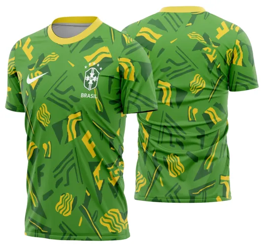 Foto de camisa de futebol com logo no peito e uma estampa grande nas costas com cores e elementos do Brasil em estilo de torcida durante a Copa do Mundo.