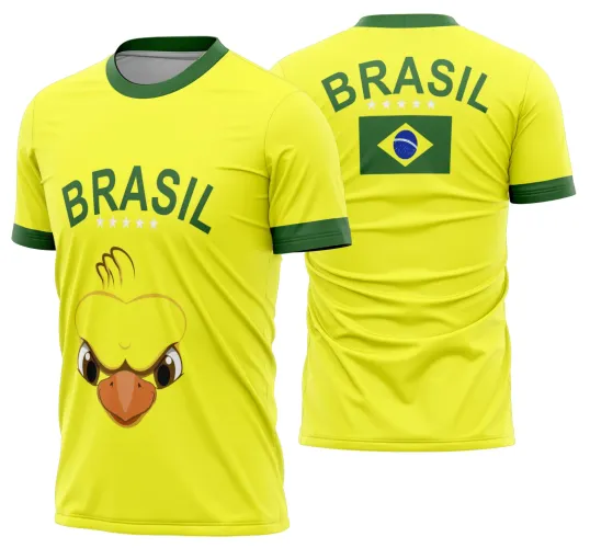 Camisa de futebol com logo no peito e estampa grande nas costas, destacando as cores do Brasil e inspiração na Copa do Mundo para torcida apaixonada.