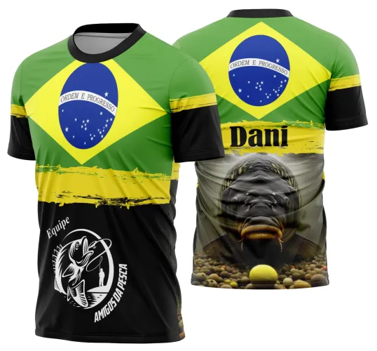 Imagem de camisa de futebol com logo no peito e estampa grande nas costas, representando a paixão da torcida brasileira com cores vibrantes e design marcante, perfeita para fãs do futebol.