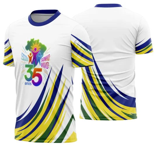 Camisa vibrante com logo no peito e estampa grande nas costas mostrando a torcida brasileira animada na Copa do Mundo, em cores fortes e design marcante que destaca o espírito do futebol.