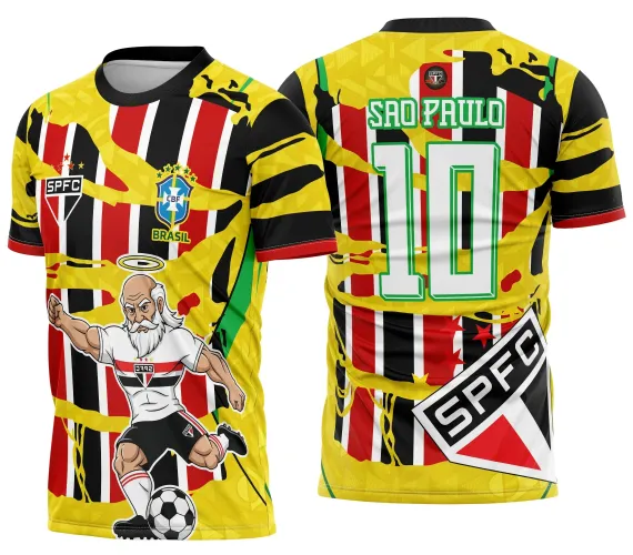Camisa de futebol com logo no peito e estampa grande nas costas em estilo vibrante que remete à paixão da torcida do Brasil na Copa do Mundo, destacando cores e elementos marcantes do futebol brasileiro.