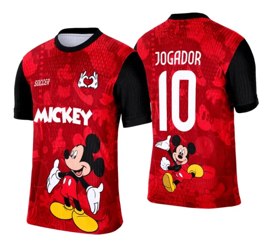 Camisa de futebol vermelha com mangas e gola pretas, frente com figura sorridente do Mickey Mouse, texto branco MICKEY e SOCCER, costas com número 10 e nome JOGADOR, fundo vermelho com padrões de Mickey.