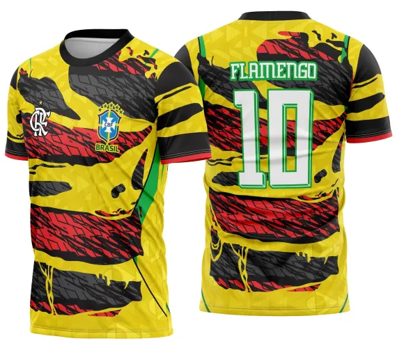 Camisa de futebol rubro-negro com logo no peito e estampa grande nas costas, mostrando design vibrante e detalhes que remetem à paixão pelo time e espírito da Copa Brasil.