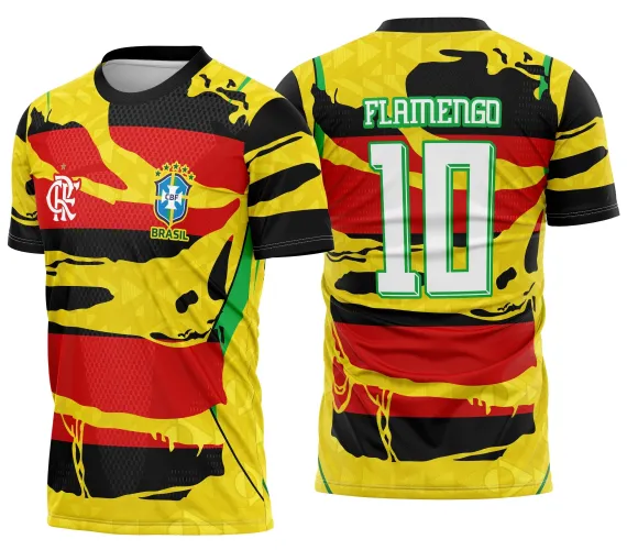 Imagem de camisa de futebol rubro-negro com logo no peito e estampa grande nas costas em destaque, mostrando design vibrante e cores tradicionais do time.