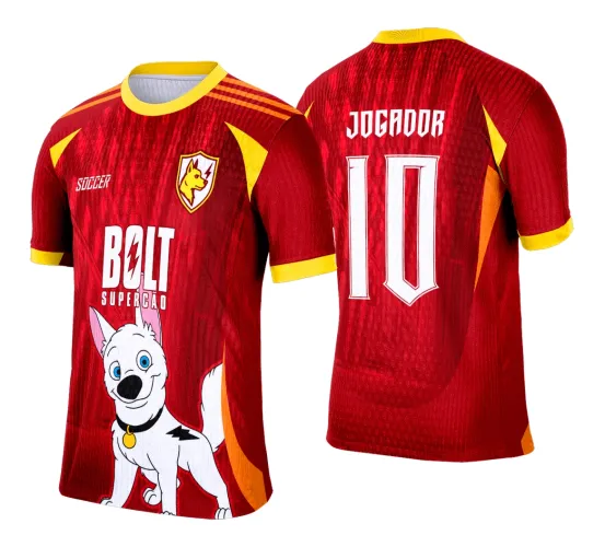 Camisa de futebol vermelha com detalhes amarelos, frente com cão branco sorridente e textos SOCCER e BOLT SUPER CÃO, costas com número 10 e nome JOGADOR em branco.