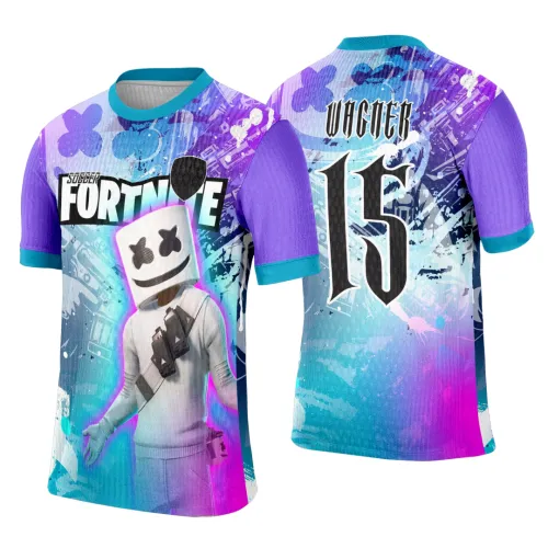 Camisa de jogo com frente mostrando mascote branco com rosto em 'X' e fundo azul, roxo e rosa. Na frente, texto 'SOCCER FORTNITE'. Nas costas, nome VICKER e número 15 em fonte preta estilizada sobre fundo degradê colorido.