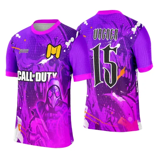 Camisa roxa com degradês violeta, figura de personagem com capuz e máscara na frente, textos CALL OF DUTY, SOCCER e logo amarelo. Nas costas, nome VICMER e número 15 grandes em branco.