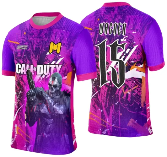 Camisa roxa com detalhes rosa, frente mostra personagem máscara esqueleto armado, textos CALL OF DUTY, SOCCER e um M amarelo. Costas exibem número 15 grande e INTER CLASSE com fundo artístico roxo e laranja.