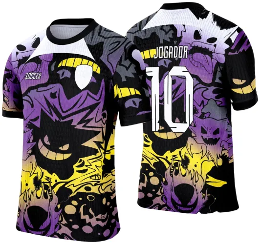 Camisa com arte do Gengar em degradê roxo e amarelo, frente com escudo branco e texto SOCCER, costas exibindo o número 10 e texto JOGADOR, visual vibrante e marcante, mascote em poses dinâmicas e cores contrastantes.